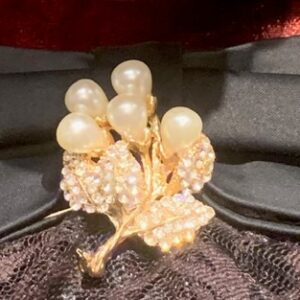 Elegant Pearl Bloom Brooch